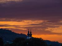 Hinter den Kirchtürmen glüht der Himmel